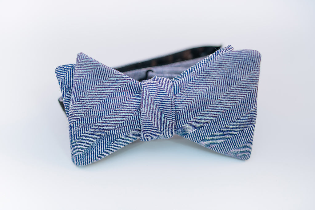 A two-toned herringbone linen bow tie with blue and white hues on this mid-weight bow tie.   Imported from Ireland.  100% Linen  Height: 3