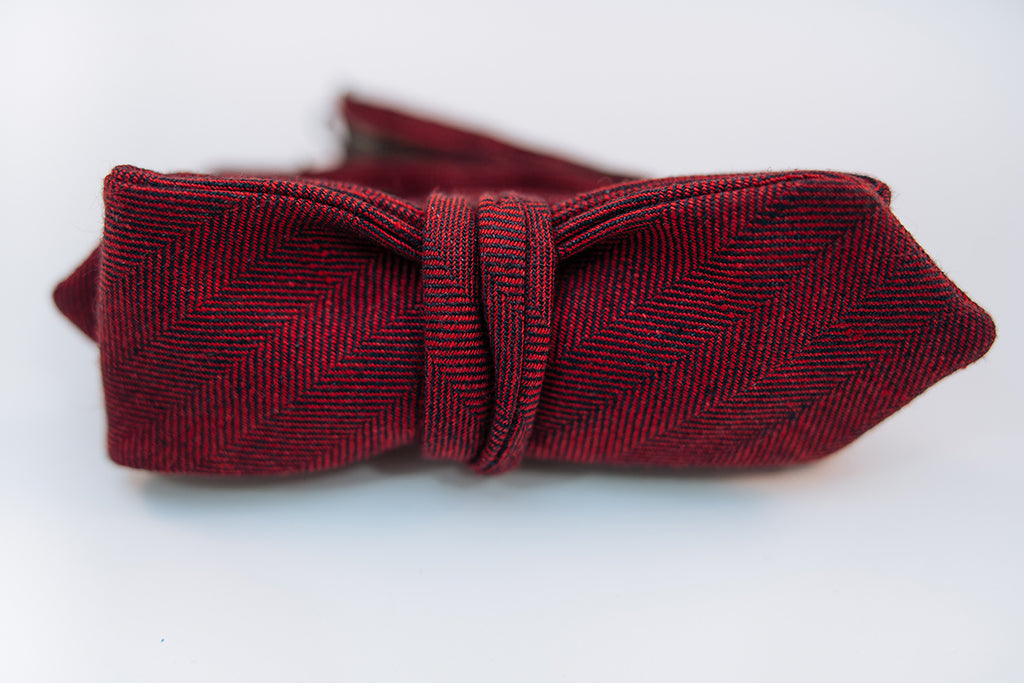A two-toned herringbone linen bow tie with red and black hues on this mid-weight bow tie.   Imported from Ireland.  100% Linen  Height: 1.75