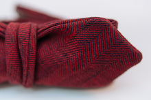 A two-toned herringbone linen bow tie with red and black hues on this mid-weight bow tie.   Imported from Ireland.  100% Linen  Height: 1.75": x Width: 5.5" x Knot Size: .75" (Approx.)  Dry Clean Only   