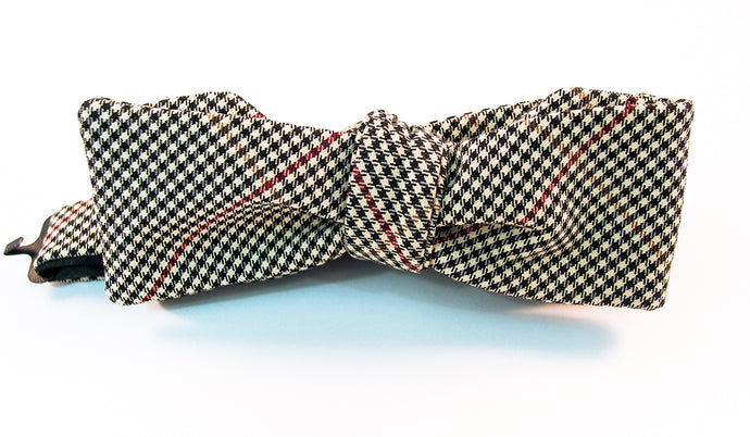 A two-toned windowpane check bow tie with colors of black, red, and beige in this lightweight twill bow tie.   Height: 1.75” x Width: 5